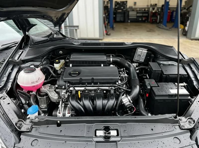 O mesmo motor, limpo depois da lavagem