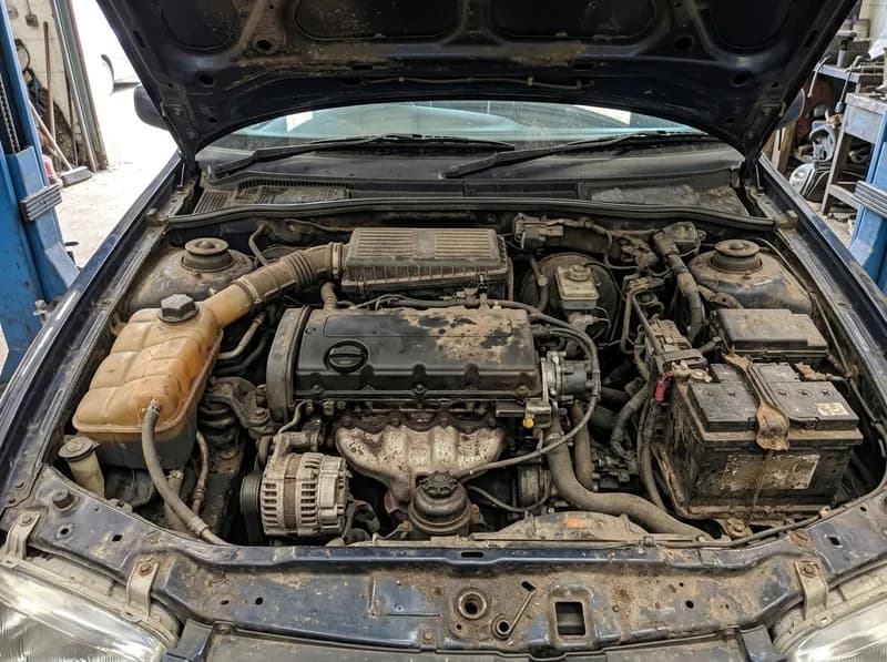 Motor de carro sujo e com óleo